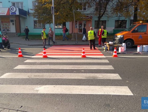 У місті на Волині з'явилися біло-червоні пішохідні переходи. ФОТО