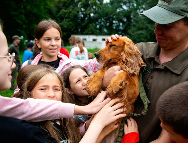 Волинські кінологи з собаками відвідали табір, де оздоровлюються діти Захисників