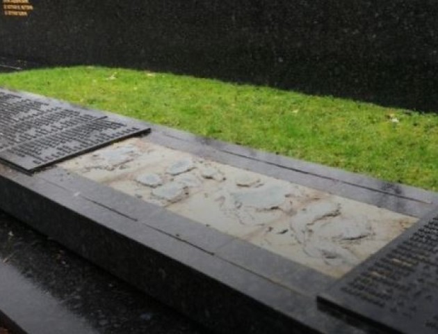 У Луцьку  з меморіалу вкрали плиту з прізвищами загиблих