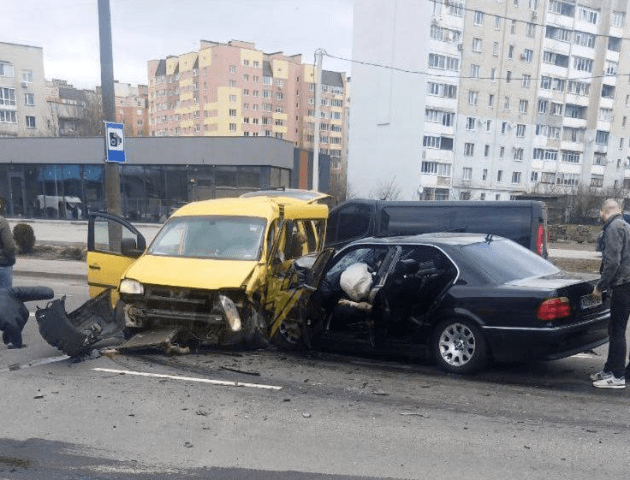 У Луцьку на Конякіна зіткнулись BMW і Volkswagen: обох водіїв госпіталізували. ФОТО, ВІДЕО