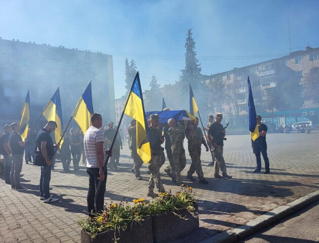 Ковельчани вийшли в центр міста на похорон військового