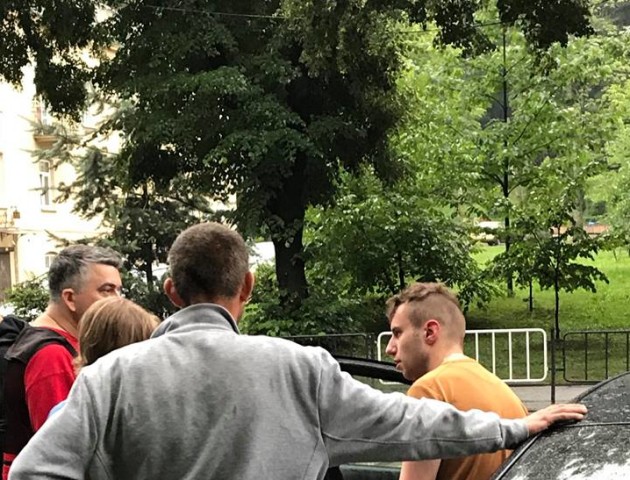 У Львові авто вилетіло на тротуар, збило стовп і в'їхало в Lanos. ФОТО