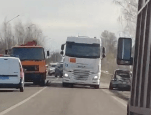 ДТП поблизу Луцька: зіткнулися вантажівка і BMW, є постраждалий