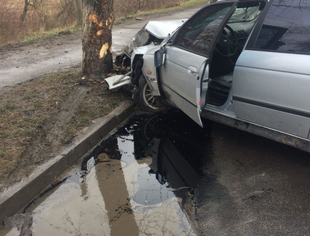 У Луцьку легковик в'їхав у дерево. ФОТО