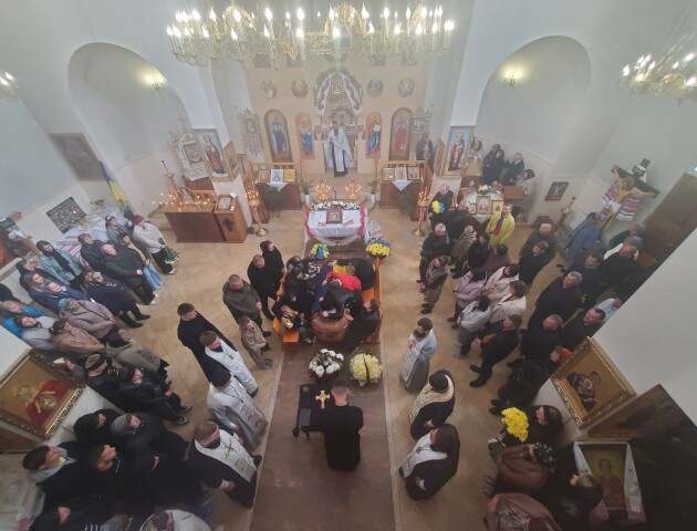 Троє діток обіймали труну з тілом тата. Поховали Героя з Волині