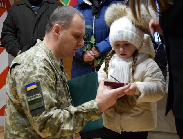 У Луцьку рідним загиблих прикордонників вручили їхні посмертні нагороди