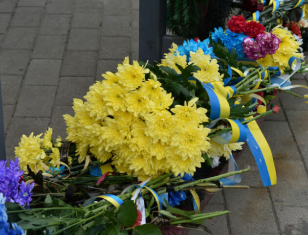 Поцупили батьківські квіти: з-під фотостенду Героїв вкрали букет і вазу