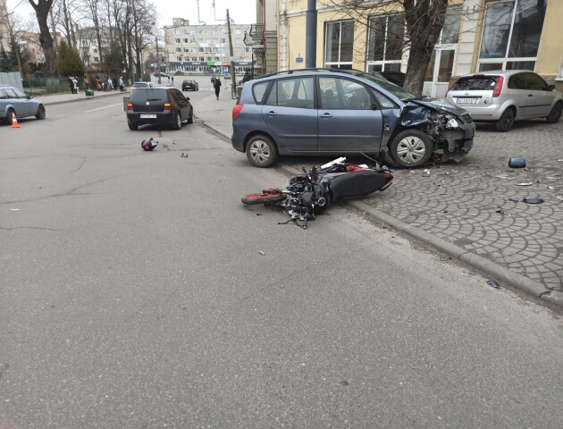 У центрі Луцька зіткнулися авто і мотоцикл: 17-річний хлопець – у комі. ФОТО