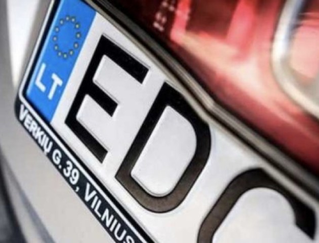 Через новий закон власники «євроблях» не можуть забрати авто зі штрафмайданчиків. ВІДЕО