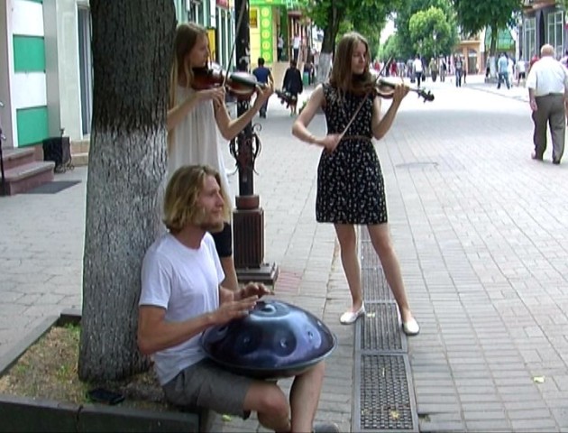 Скрипальки з вулиці Лесі Українки в Луцьку: хто вони. ВІДЕО