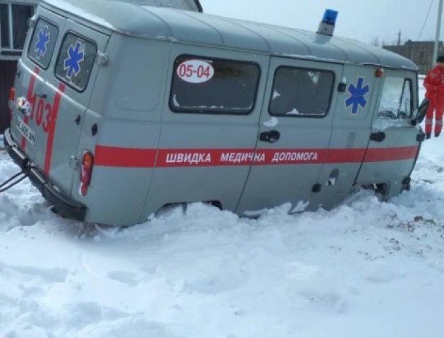 На Волині зі снігу діставали автівку швидкої допомоги