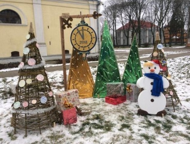 Центр Волинського міста прикрасили до різдвяних свят