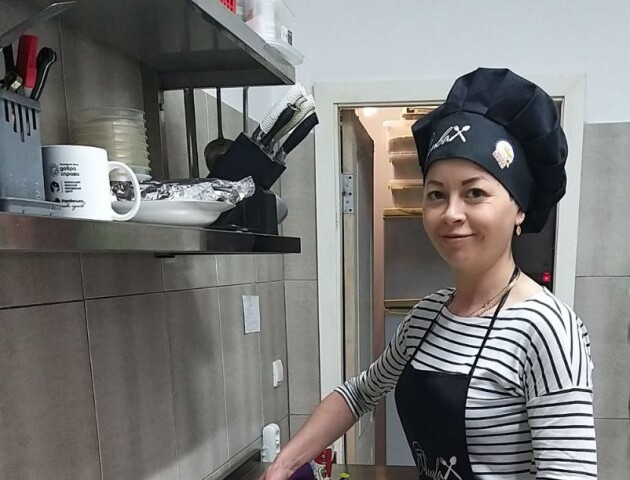 Переселенка з Миколаєва готує безплатні обіди для ВПО у Луцьку