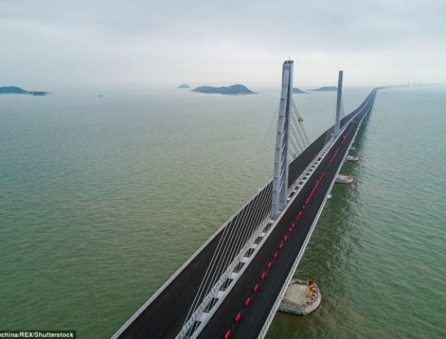 У Китаї побудували найдовший морський міст у світі
