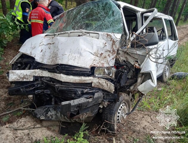 На Волині водій заснув за кермом і влетів у дерево: його госпіталізували