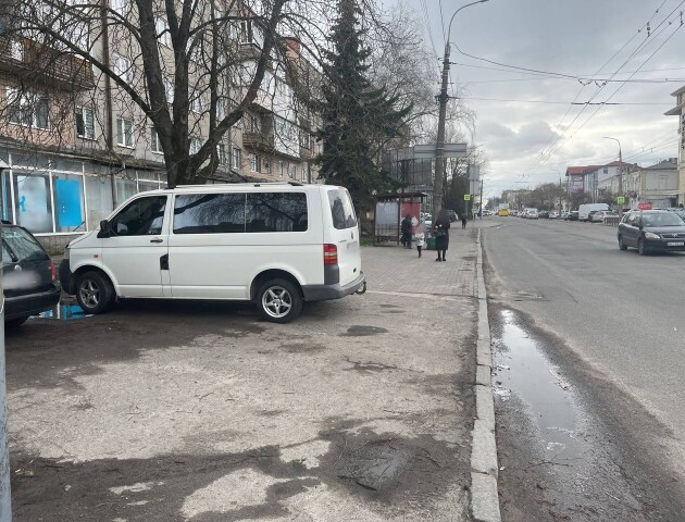 ДТП у Луцьку: водій буса заднім ходом збив жінку