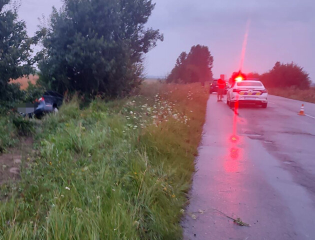 У селі на Волині зіткнулися автомобілі Volkswagen: двоє осіб госпіталізували