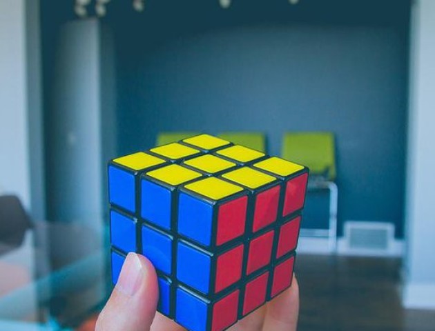 Китаєць зібрав три кубики Рубика за рекордний час: третій збирав ногами. ВІДЕО
