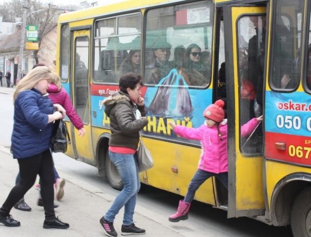 Міськрада думає, що робити з водієм маршрутки, який їхав із затиснутою у дверях дитиною