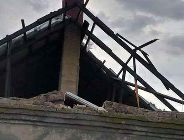 У селі біля Луцька удар блискавки зруйнував будинок