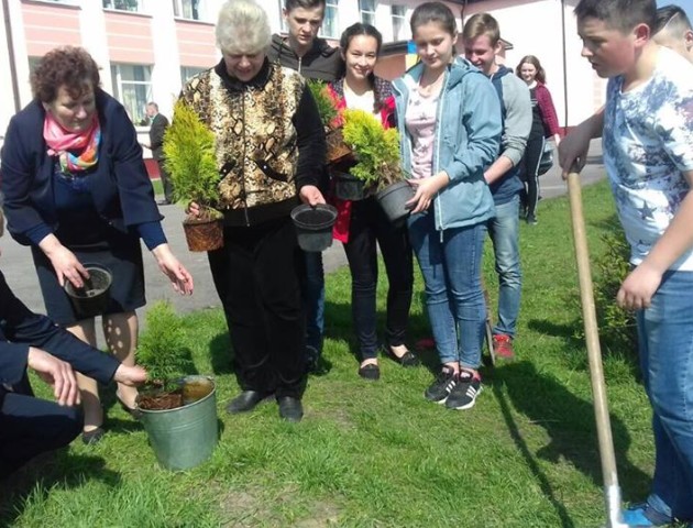 «Батьківщинівці» допомогли озеленити навчальні заклади Любомльщини. ФОТО