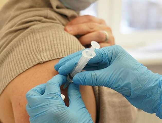 Людей, які стали у чергу на COVID-щеплення в «Дії», будуть вакцинувати у вихідні дні
