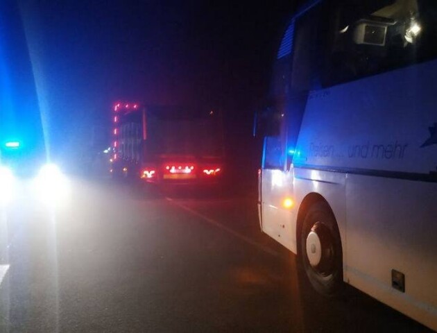ДТП на Волині: рейсовий автобус зіткнувся з снігоочисною технікою, є постраждалі