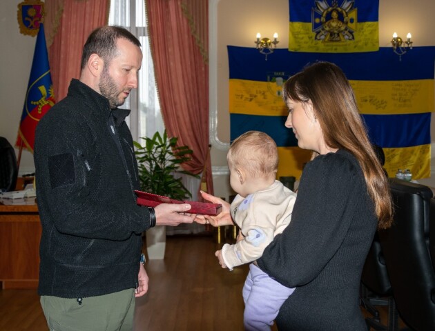 Обрав ім'я, але побачити не встиг. Восьмирічній дівчинці вручили орден тата