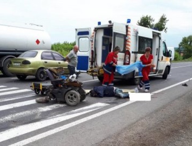 Біля Луцька вантажівка збила інваліда на візку