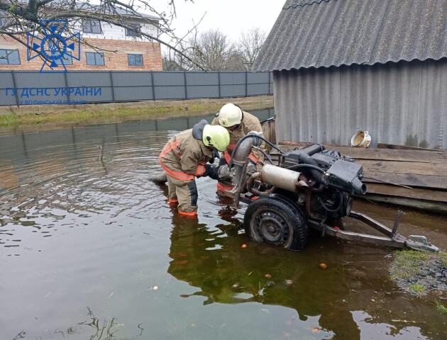 Волинських рятувальників знов викликали відкачувати воду через підтоплення. ФОТО