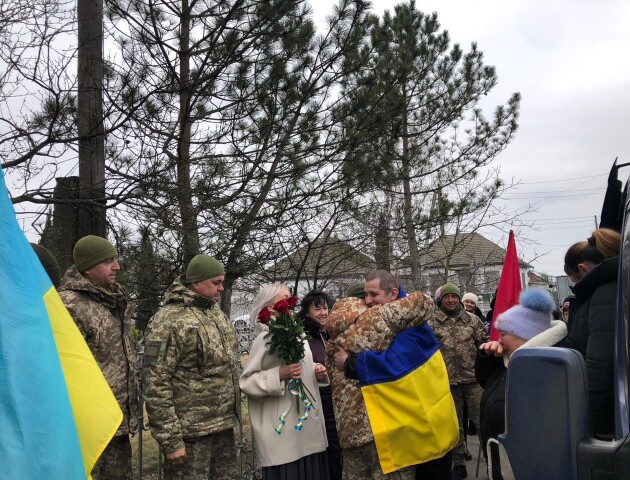 Звільнений з полону захисник острова Зміїний повернувся додому