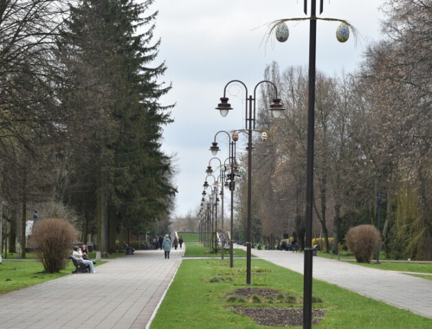 Центральний парк Луцька до Великодня прикрасили писанками юних митців. ФОТО