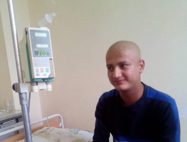 Батьки онкохворого хлопчика просять допомогти зібрати гроші на хіміотерапію