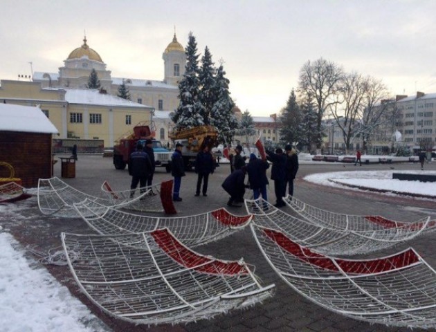 У центрі Луцька встановлюють новорічну кулю. ФОТО