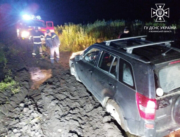 На Волині автомобіль з вагітною жінкою і малолітніми дітьми застряг у болоті