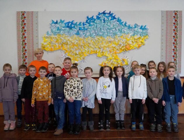 У волинській школі зіткали з 1000 жовто-блакитних голубів миру карту України