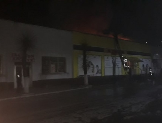 Горіли одразу два магазини: подробиці нічної пожежі у Любомлі. ФОТО