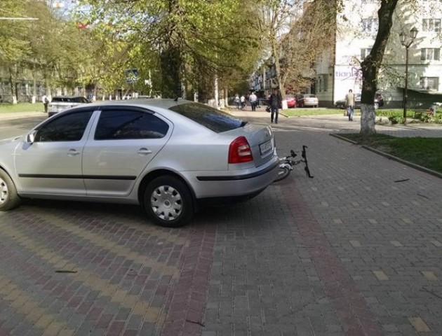 У Луцьку водій припаркував авто на велодоріжці біля вільної парковки. ФОТО