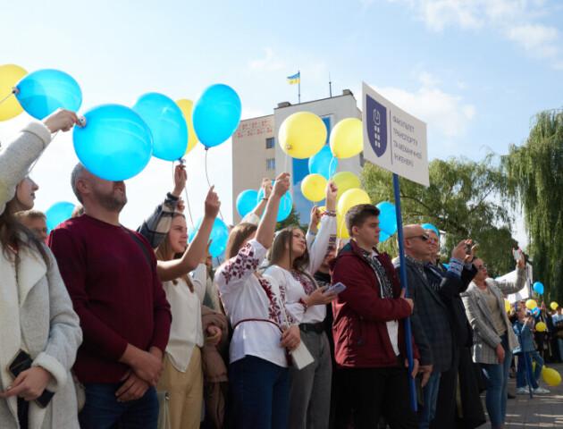 У вишиванках і з  кульками: у Луцьку абітурієнтів посвятили у студенти. ФОТО