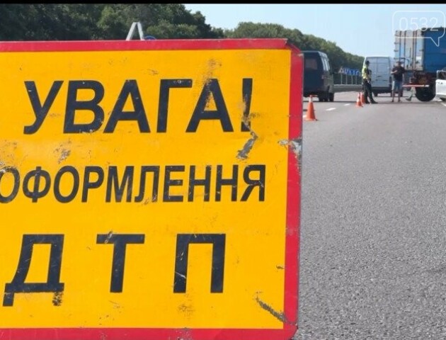 ДТП у Луцьку: на Дубнівській зіткнулися «фольксваген» та лавета, є постраждалі