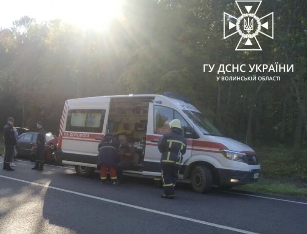 ДТП на Волині: рятувальники деблокували з-під автомобіля жінку без ознак життя