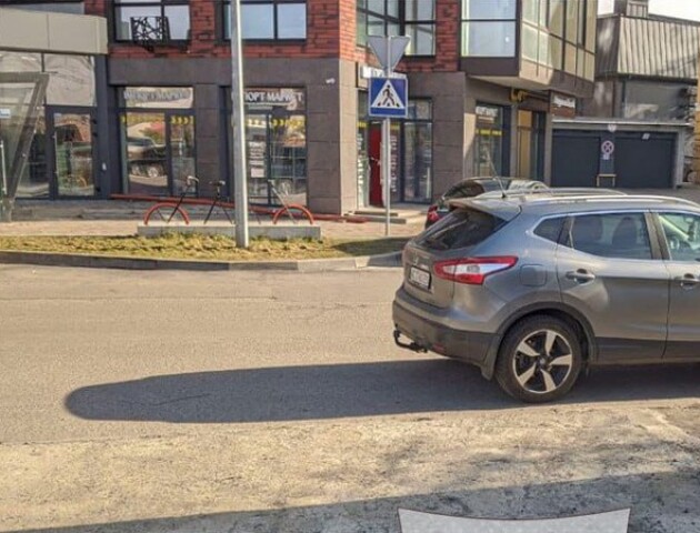 У Луцьку штрафували водіїв за паркування на перехресті