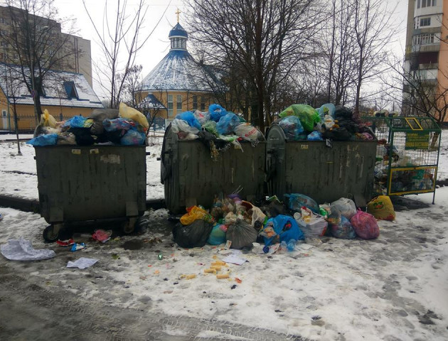 Невчасний вивіз та безлад біля смітників: лучани нарікають на роботу комунальників