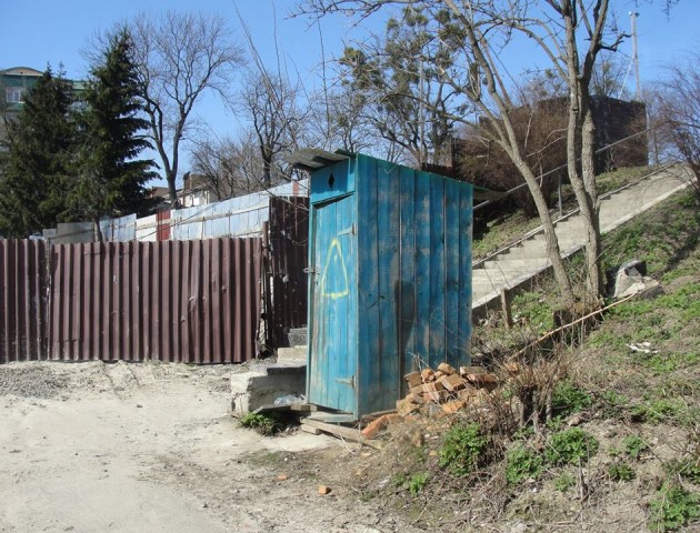 «С*ати їм немає де», - обурений лучанин про «сільський» туалет в центрі міста.ФОТО