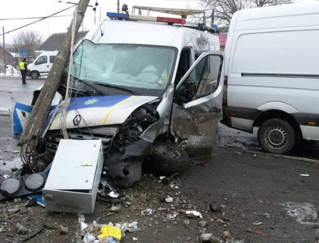 У Ківерцях автомобіль поліції врізався в електроопору