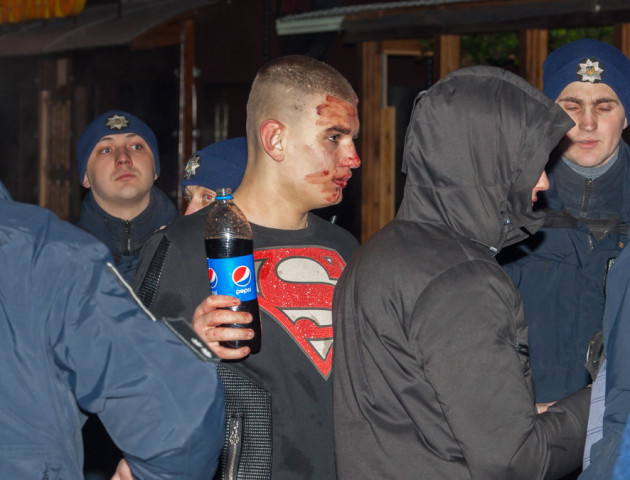 У Дніпрі біля нічного клубу жорстоко побилися молодики. ФОТО 18+