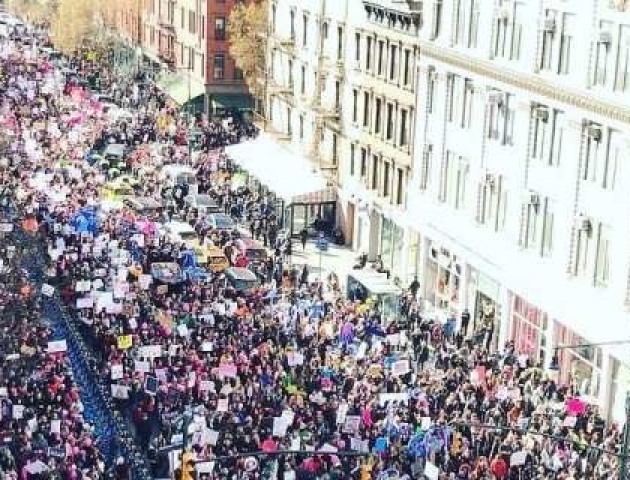 Американські жінки вийшли на вулиці, протестуючи проти Трампа. ВІДЕО