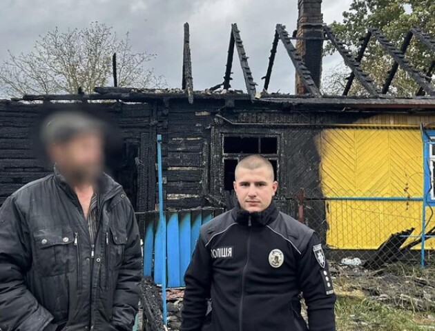 На Камінь-Каширщині поліцейський виніс з палаючого будинку чоловіка