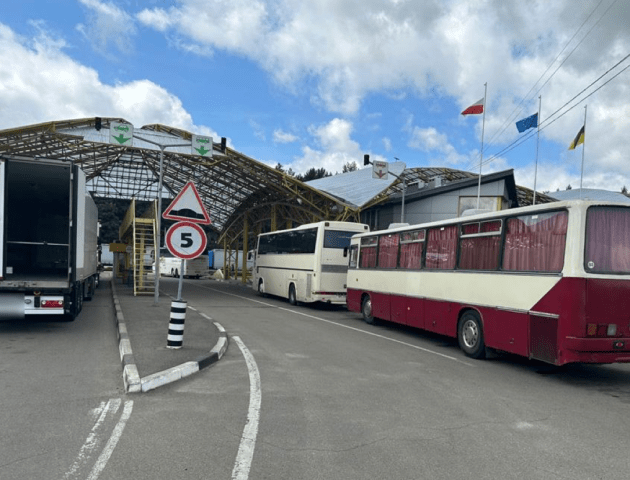 Тестова єЧерга на Ягодині: скільки автобусів перетнули кордон за добу