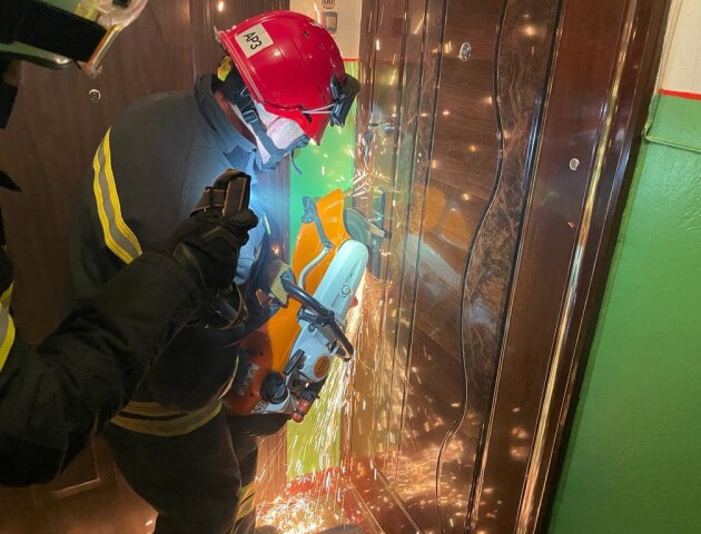 У Луцьку рятувальникам довелося виламувати двері квартири, аби врятувати хворого чоловіка